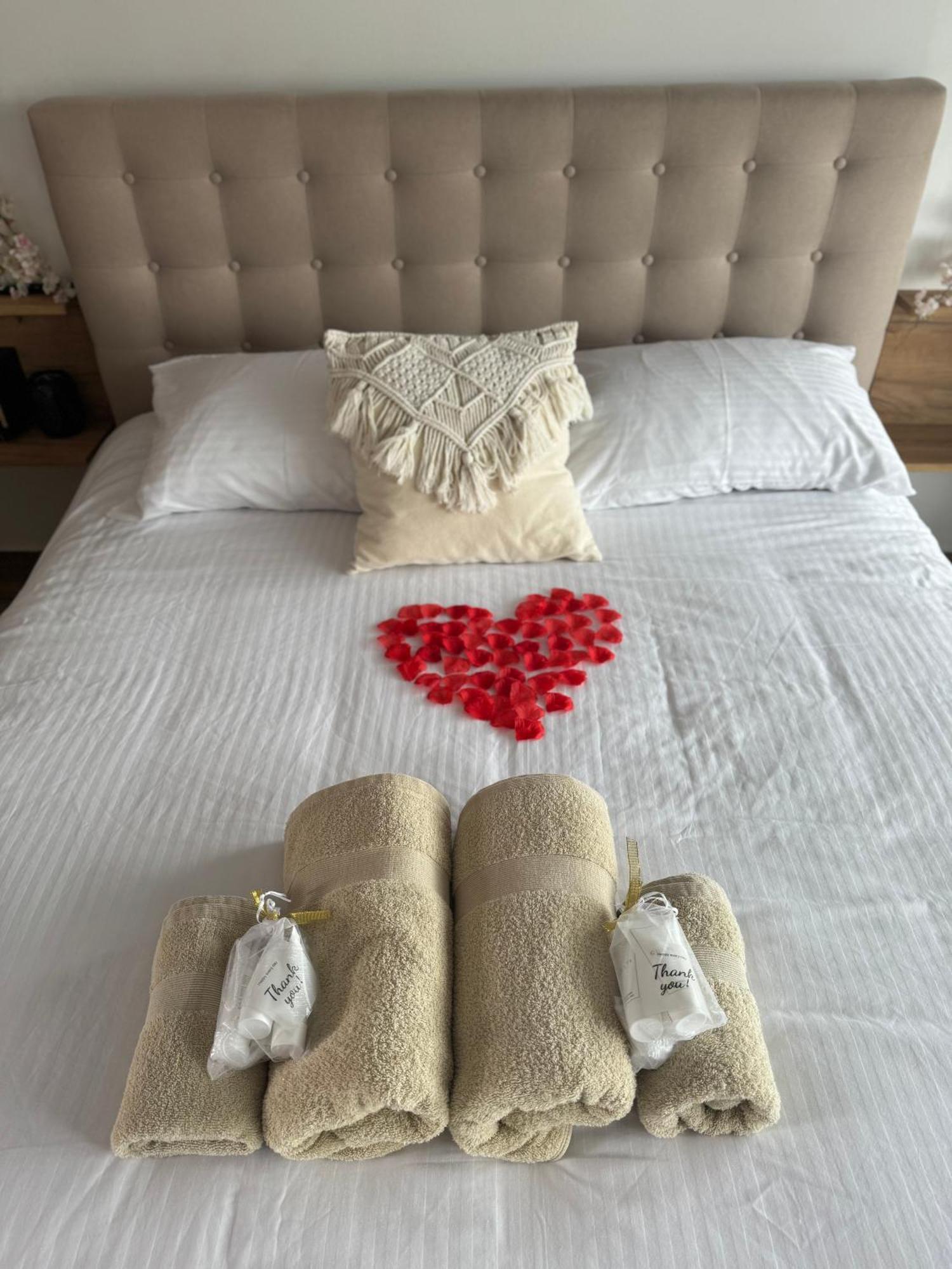 Bohemian Rhapsody Apartment Paphos ภายนอก รูปภาพ