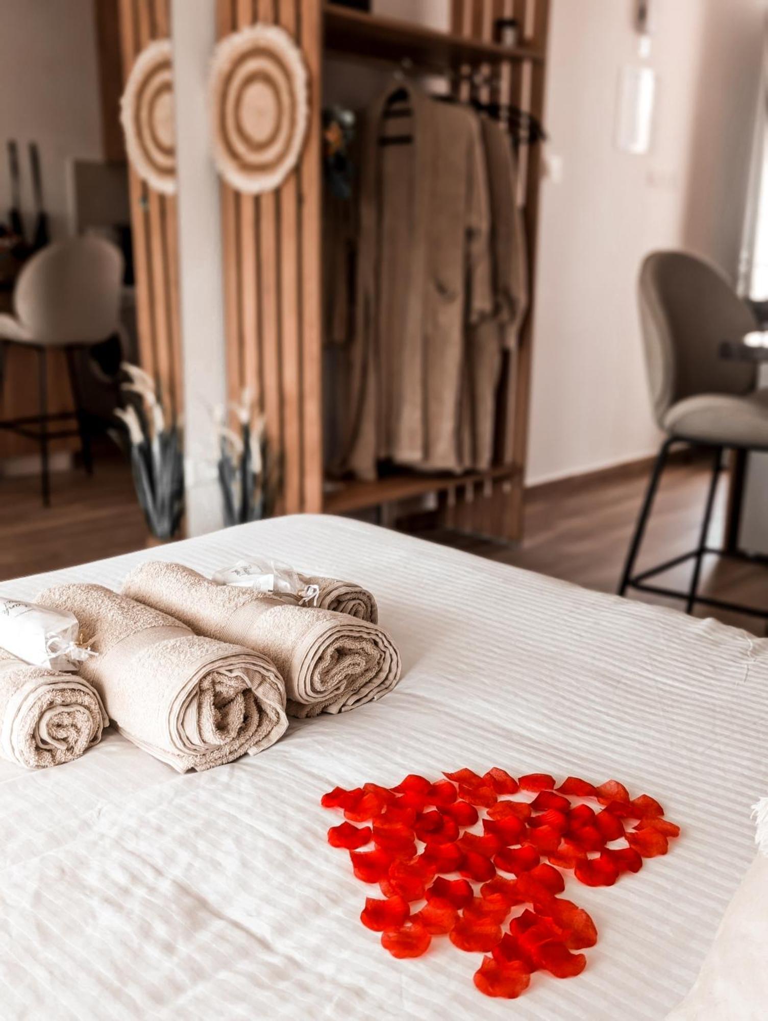 Bohemian Rhapsody Apartment Paphos ภายนอก รูปภาพ