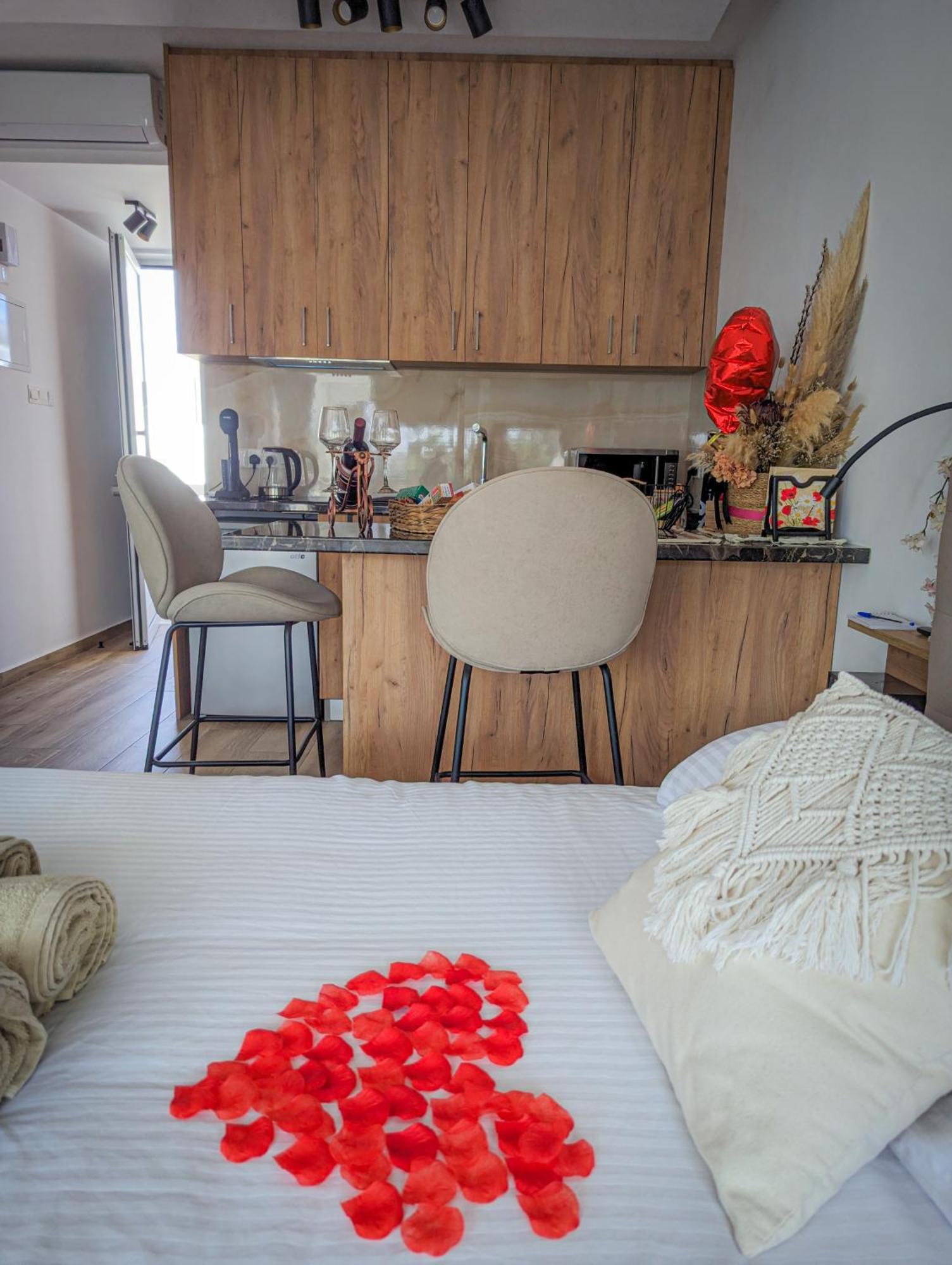 Bohemian Rhapsody Apartment Paphos ภายนอก รูปภาพ