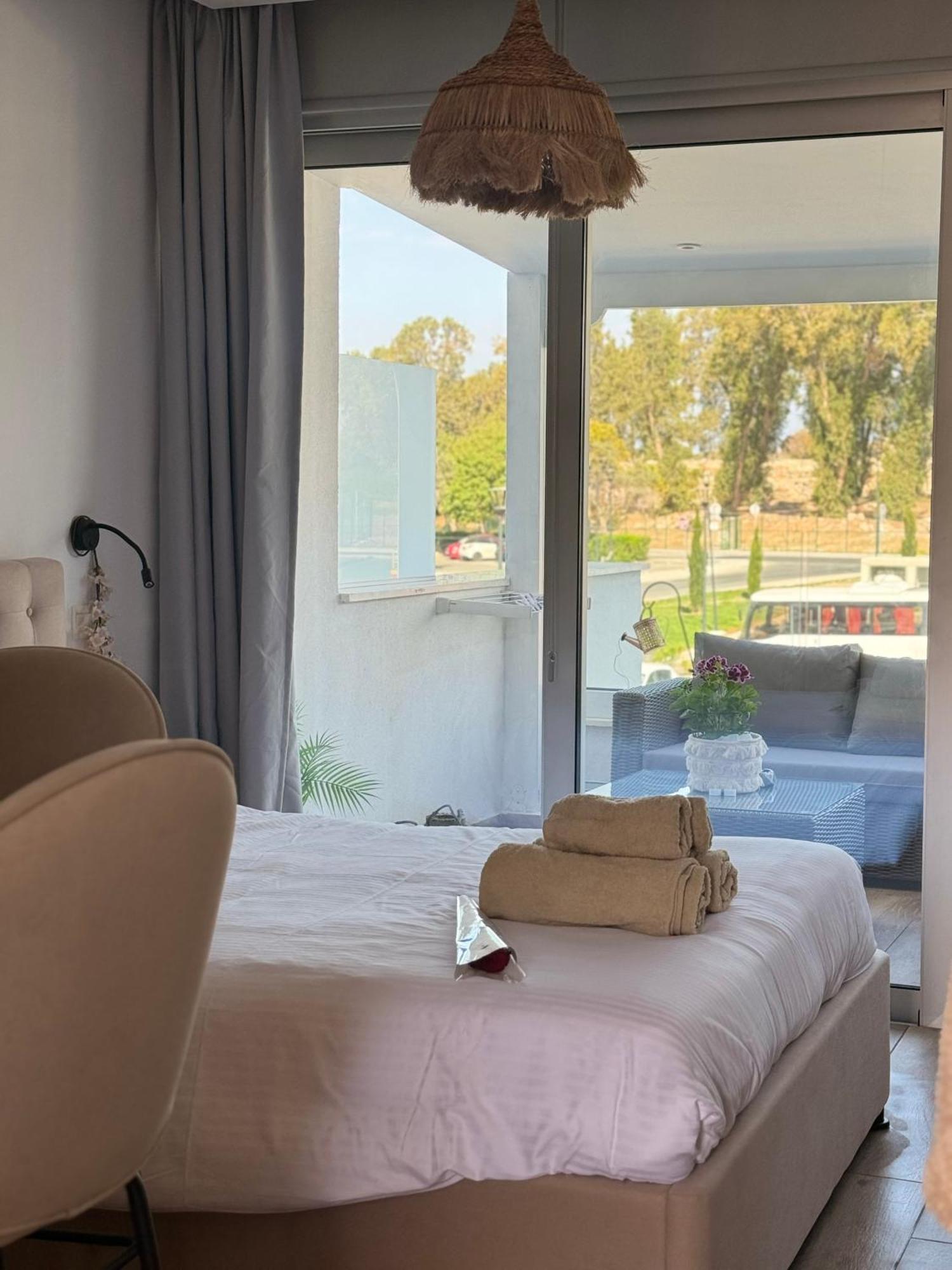 Bohemian Rhapsody Apartment Paphos ภายนอก รูปภาพ