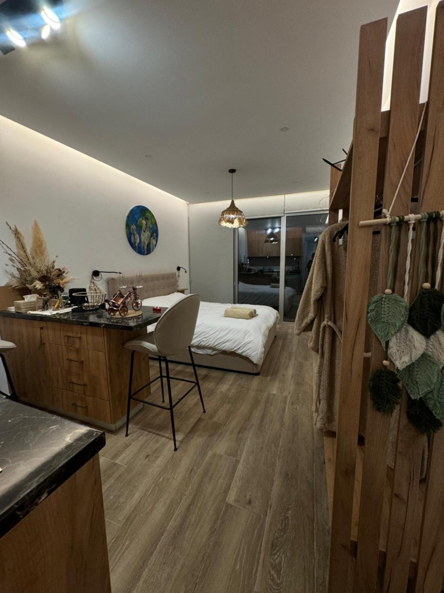 Bohemian Rhapsody Apartment Paphos ภายนอก รูปภาพ