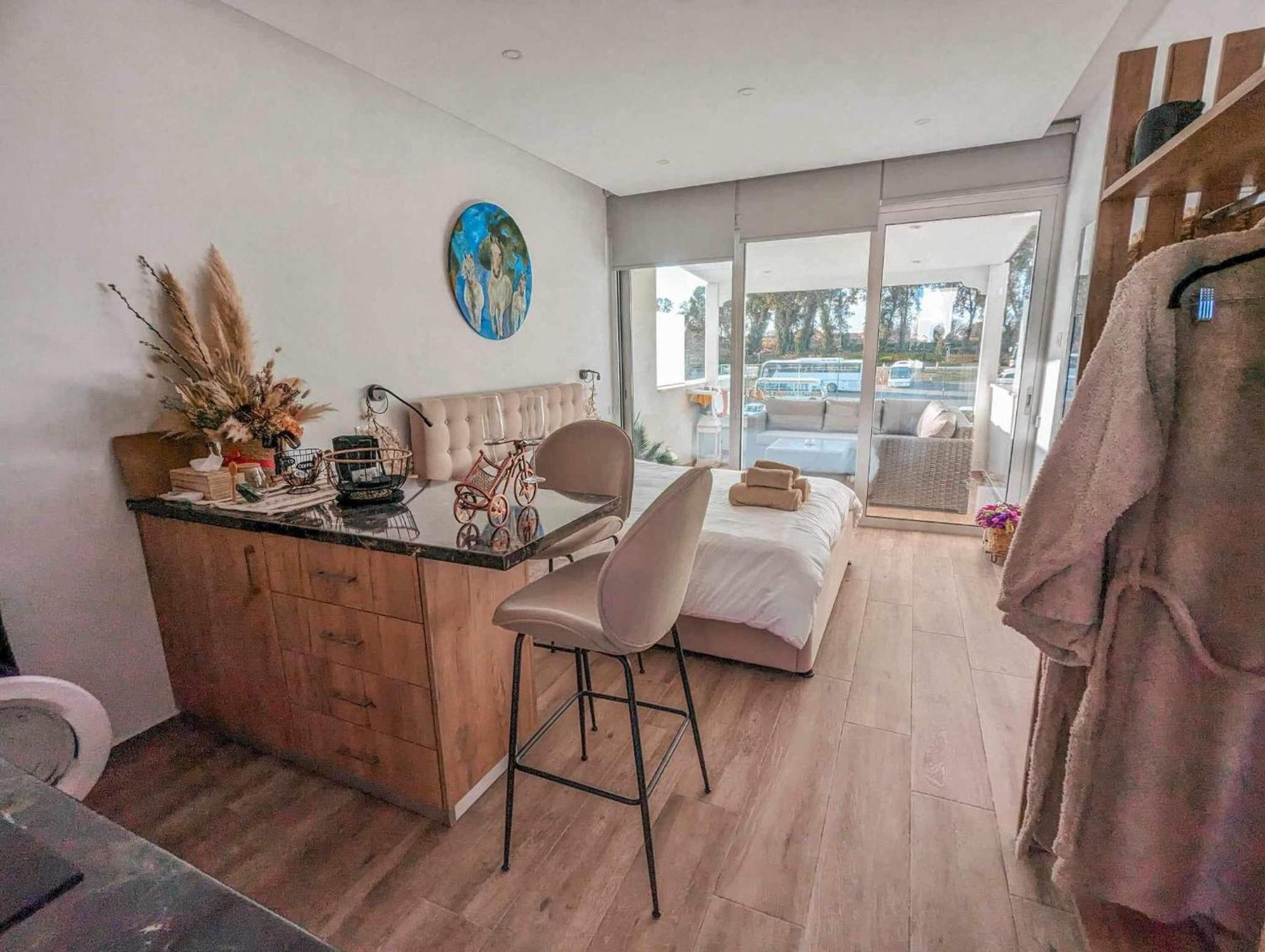 Bohemian Rhapsody Apartment Paphos ภายนอก รูปภาพ