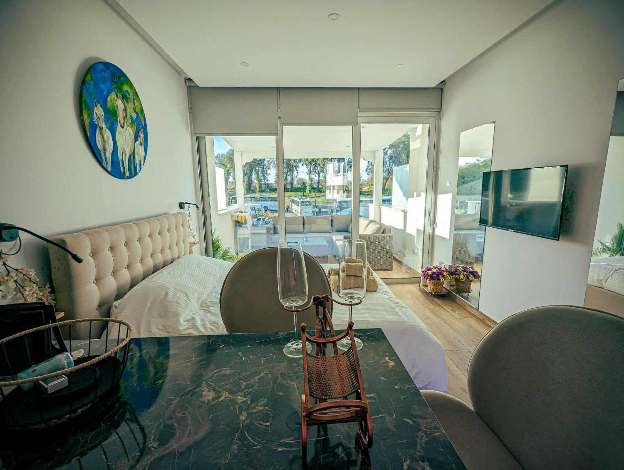 Bohemian Rhapsody Apartment Paphos ภายนอก รูปภาพ