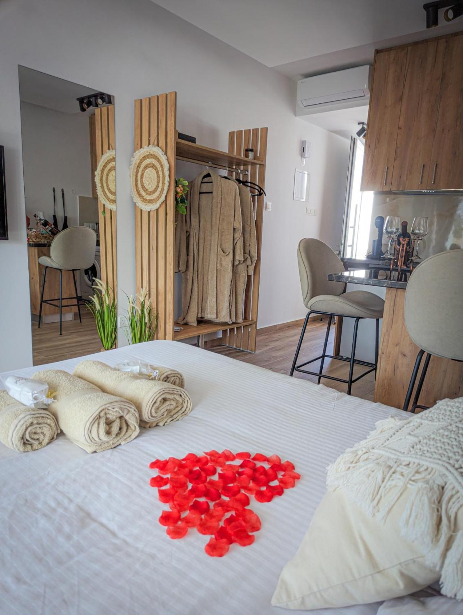 Bohemian Rhapsody Apartment Paphos ภายนอก รูปภาพ
