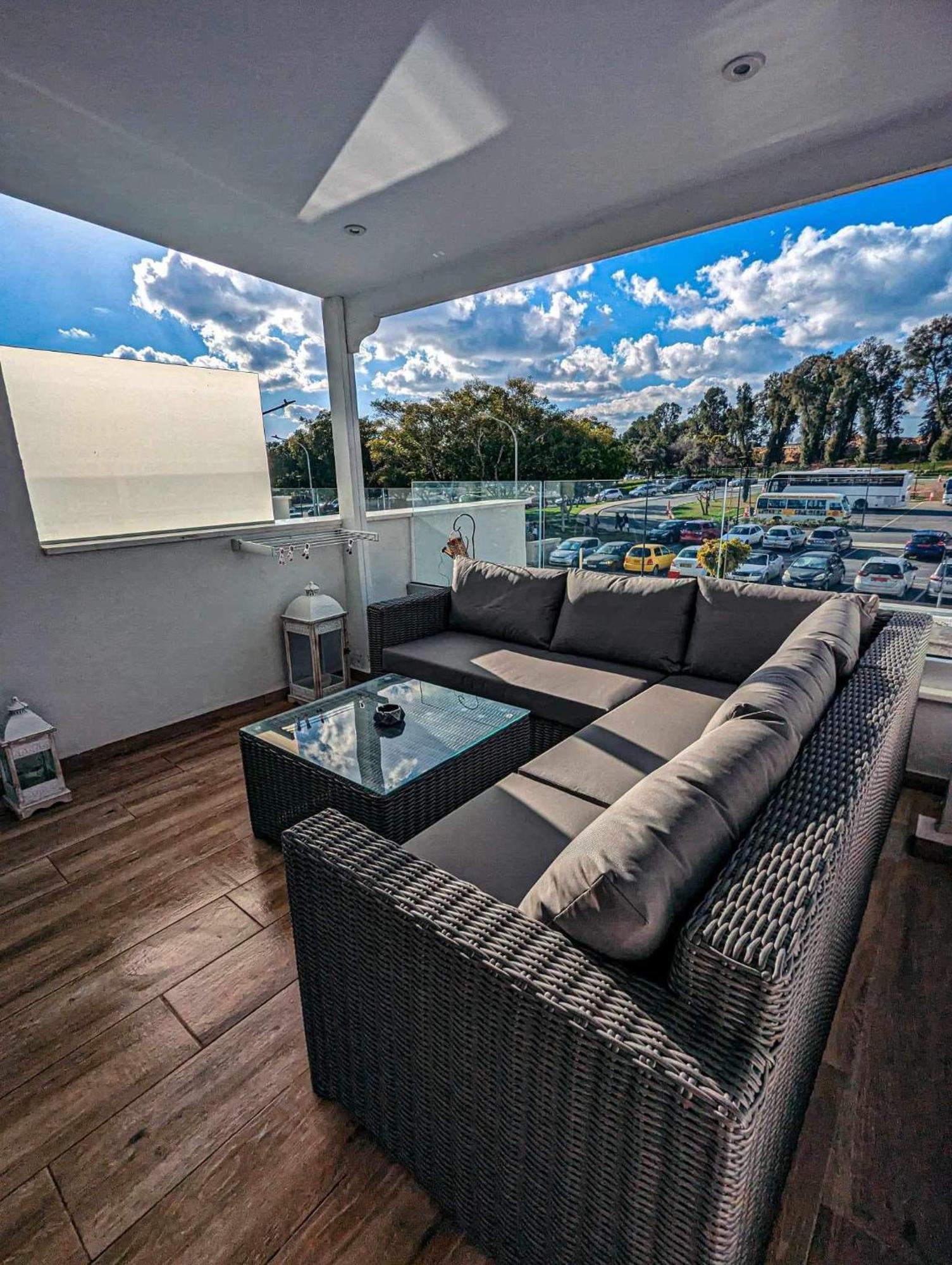 Bohemian Rhapsody Apartment Paphos ภายนอก รูปภาพ