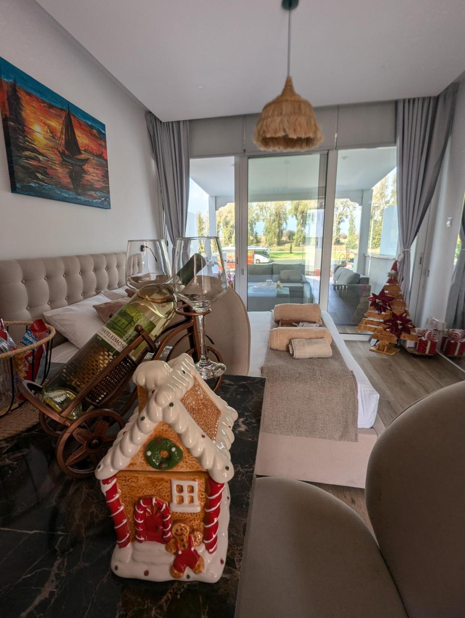 Bohemian Rhapsody Apartment Paphos ภายนอก รูปภาพ