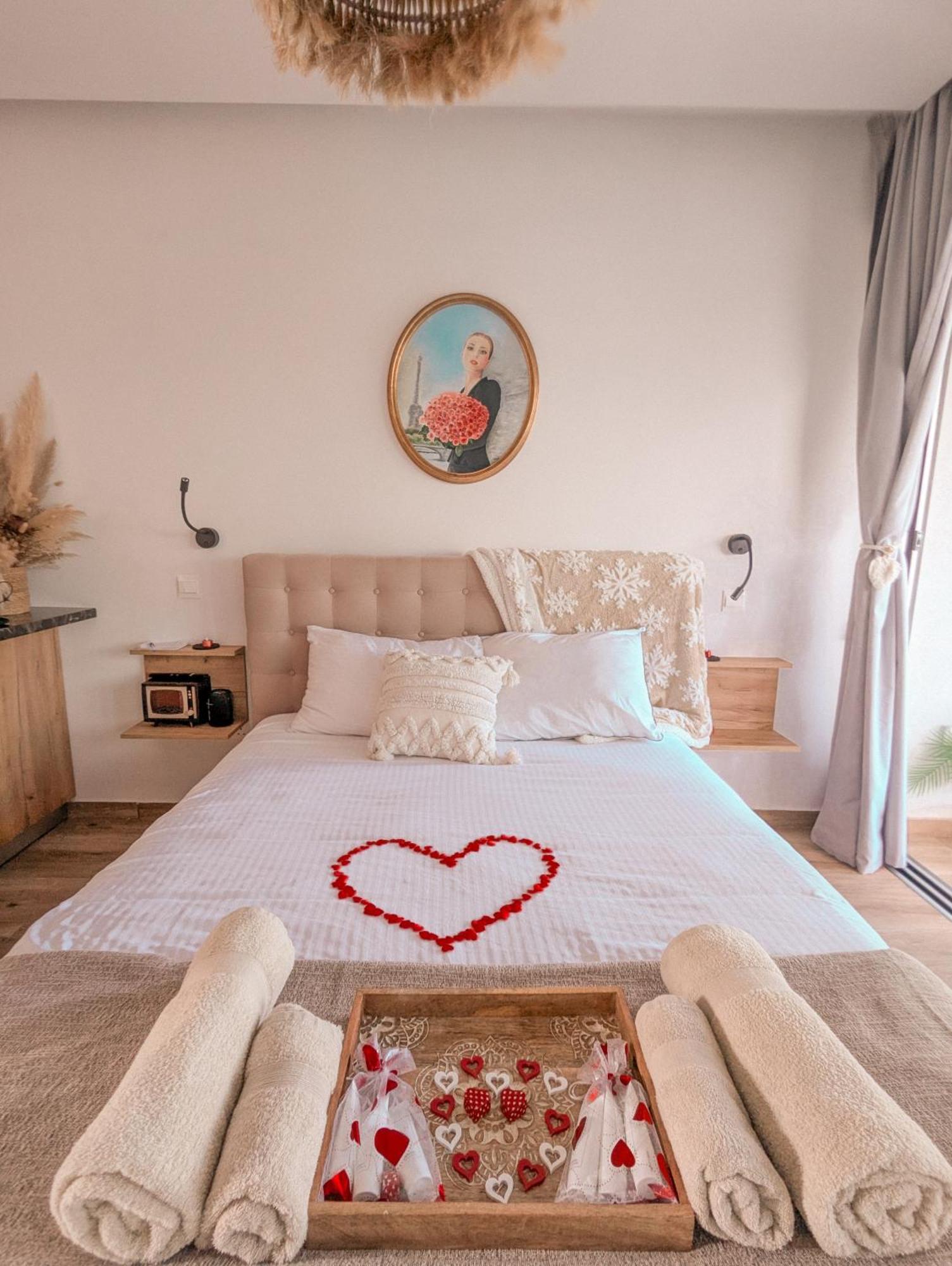 Bohemian Rhapsody Apartment Paphos ภายนอก รูปภาพ