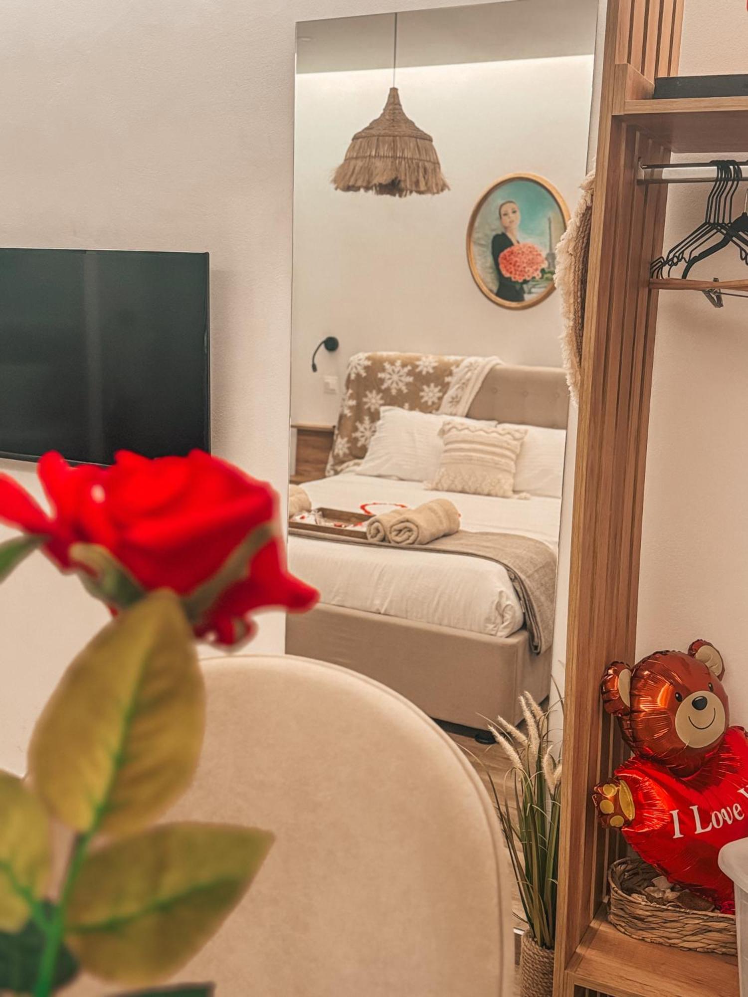Bohemian Rhapsody Apartment Paphos ภายนอก รูปภาพ